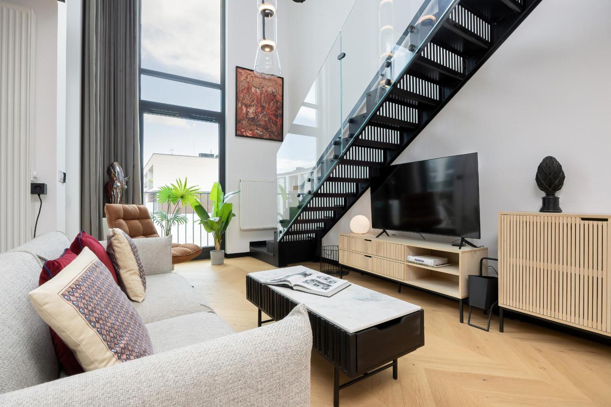 Ekskluzywny Z Antresola By Renters Prestige *